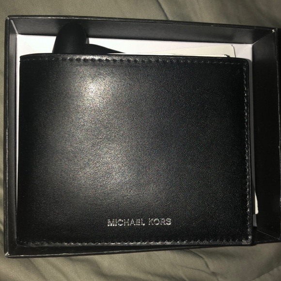 Micheal Kors Wallet - Picture 1 of 1